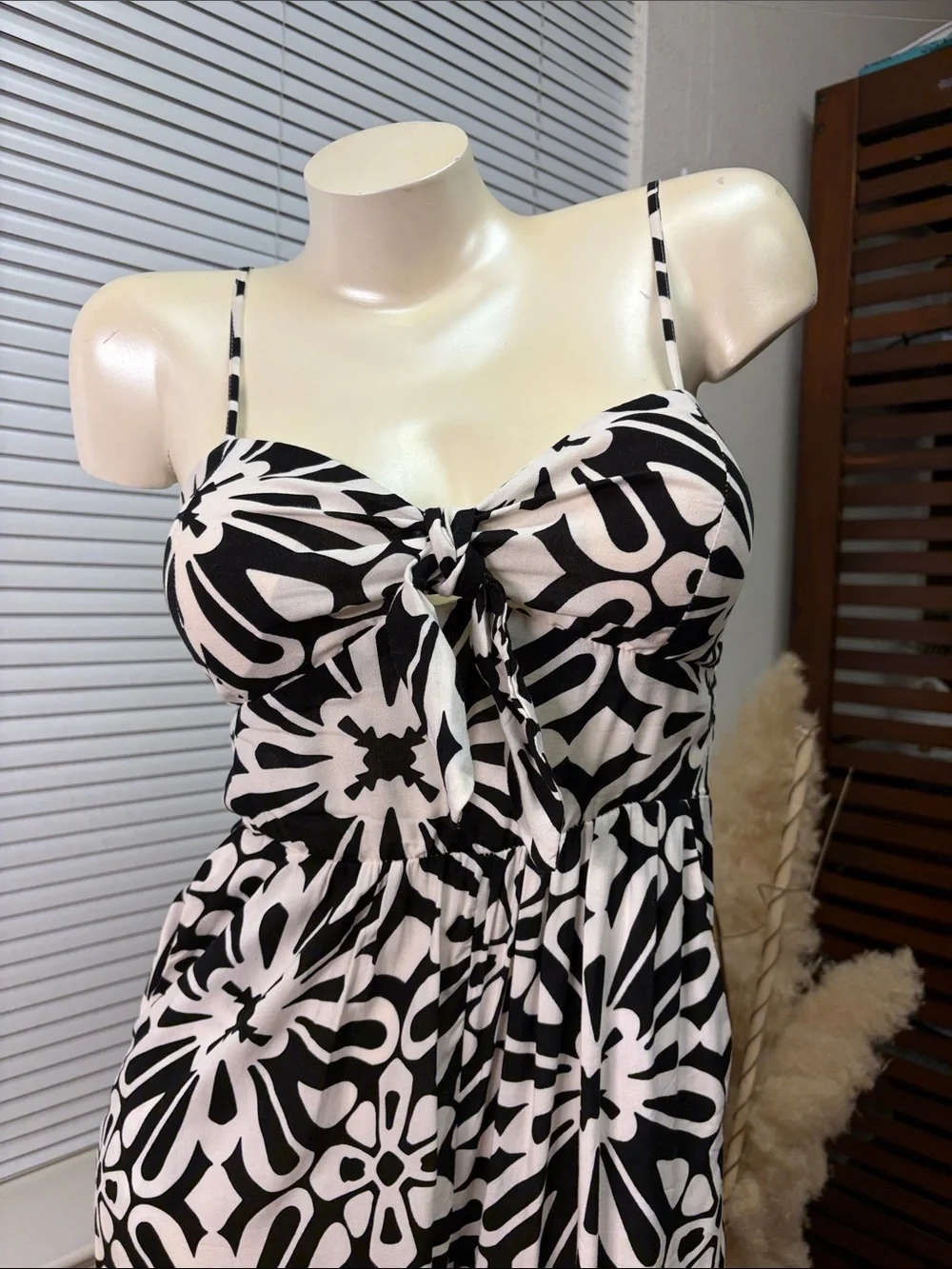 *Black & White Floral Tie-Front Maxi Dress - Picture 2 of 6